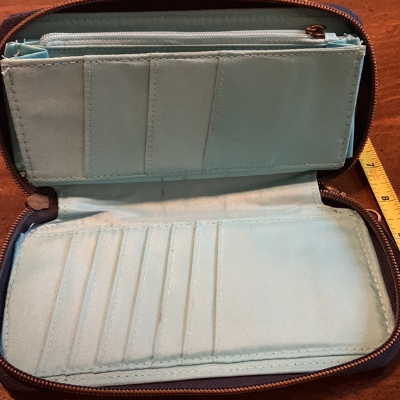 Travelon RFID Theft blocking Wallet - Picture 6 of 6